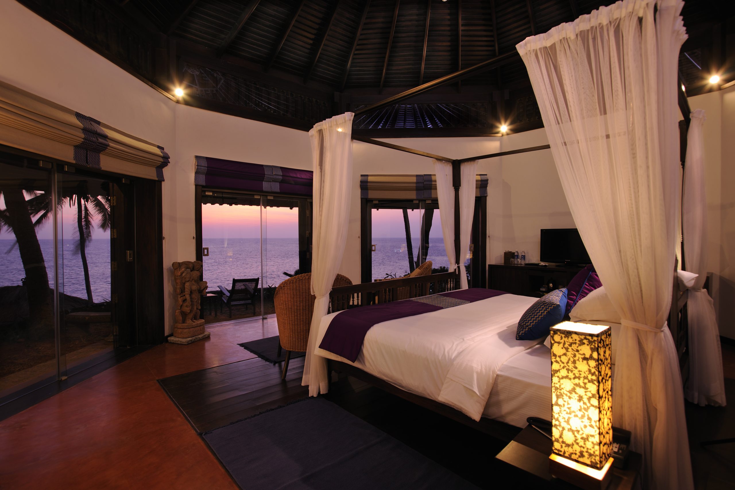 Octagon Retreat: Panoramic Ocean Views