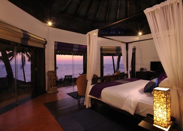 Octagon Retreat: Panoramic Ocean Views